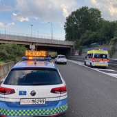 Incidente con quattro auto coinvolte: chiuso il tratto autostradale Torino-Caselle in direzione Torino. Tre feriti Incidente con quattro auto coinvolte: chiuso il tratto autostradale Torino-Caselle in direzione Torino. Tre feriti
