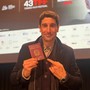 Jason Biggs mostra il passaporto italiano: “Usato la prima volta per venire a Torino”