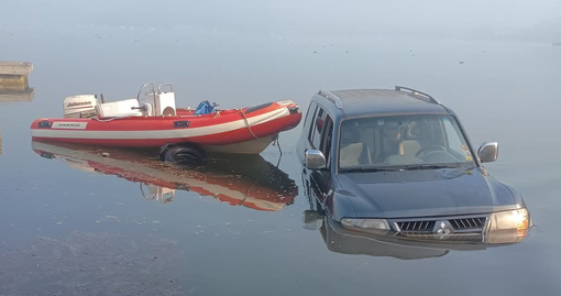 L'auto finita tra le acque del lago