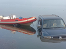 L'auto finita tra le acque del lago L'auto finita tra le acque del lago