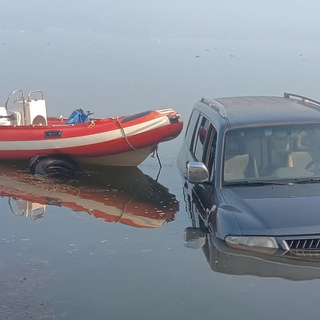 L'auto finita tra le acque del lago