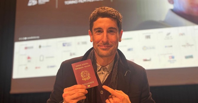 Jason Biggs mostra il passaporto italiano: “Usato la prima volta per venire a Torino”