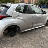 Ladri in azione davanti al Palavela, rubate le gomme a una Yaris Ladri in azione davanti al Palavela, rubate le gomme a una Yaris