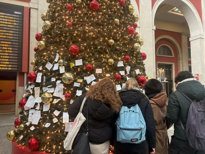 La magia del Natale torna a Porta Nuova: le letterine sull’albero della stazione La magia del Natale torna a Porta Nuova: le letterine sull’albero della stazione