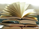 libro aperto su altri libri