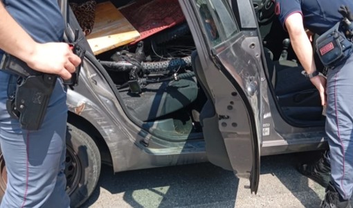 Biciclette di dubbia provenienza e rame dentro l’auto abbandonata