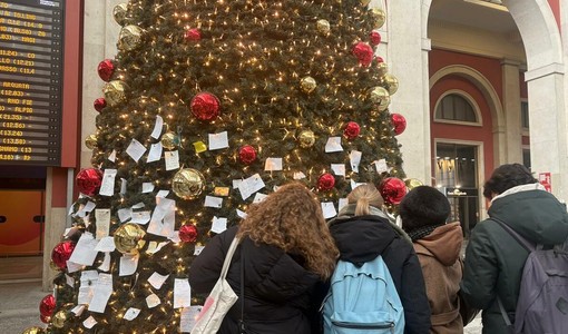La magia del Natale torna a Porta Nuova: le letterine sull’albero della stazione