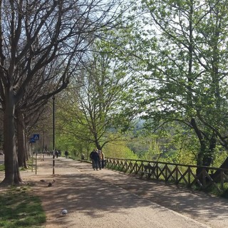 Cede la balaustra, donna cade sulle rive del fiume: per aiutarla, il marito finisce nel Po