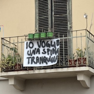 Lenzuola di protesta appese ai balconi
