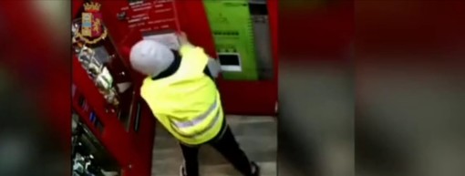 Ladro tenta di scassinare il distributore automatico