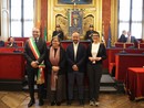 quattro persone insieme in piedi