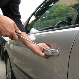 Paura alla rotonda: “Quell’uomo tenta di aprire le auto in corsa”