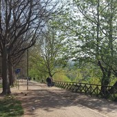 Cede la balaustra, donna cade sulle rive del fiume: per aiutarla, il marito finisce nel Po