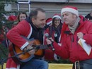 "Millemila" Babbi Natale in festa per i bambini del Regina Margherita. E il sindaco di improvvisa chitarrista "Millemila" Babbi Natale in festa per i bambini del Regina Margherita. E il sindaco di improvvisa chitarrista