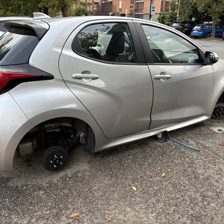 Ladri in azione davanti al Palavela, rubate le gomme a una Yaris