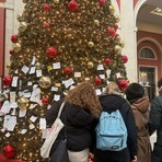 La magia del Natale torna a Porta Nuova: le letterine sull’albero della stazione La magia del Natale torna a Porta Nuova: le letterine sull’albero della stazione