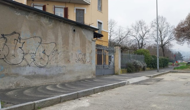 Cantieri a Borgata Rosa, Crt rimette in sesto i marciapiedi