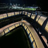 Beinasco accende l'estate con le luci a led sulla passerella Zuin