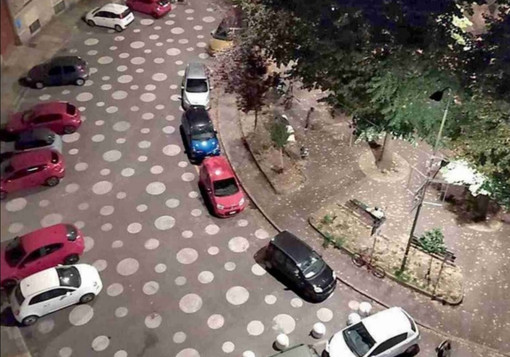 Malamovida in Vanchiglia, l'isola pedonale di largo Montebello diventa un parcheggio abusivo