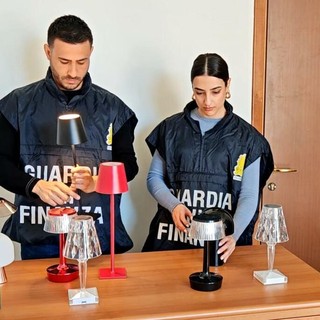 Lampade e sedie sequestrate dalla Guardia di Finanza
