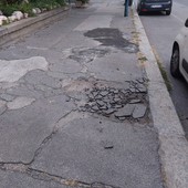 Asfalto danneggiato e con buche: al via il rifacimento dei marciapiedi di via Induno