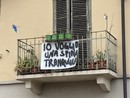 Lenzuola di protesta appese ai balconi Lenzuola di protesta appese ai balconi