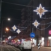 Luci di Natale accese in via Nizza