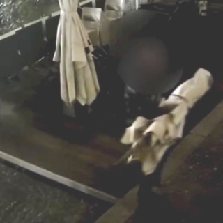 Ladro seriale di ombrelloni in azione in piazza Savoia