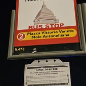 fermata del bus con scritto Mole Antonelliana