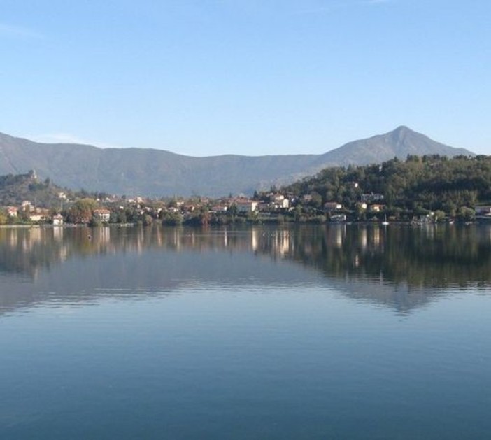 Avigliana, uomo di 55 anni annega nel lago Grande