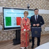 La rettrice Prandi in abito tradizionale con il rettore Allohquliyev