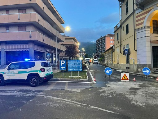 Strada chiusa per una perdita d'acqua