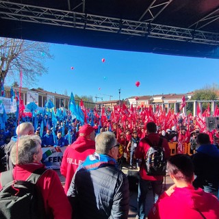 Manifestazione dei sindacati in piazza Astengo