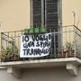Lenzuola di protesta appese ai balconi