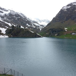 Ciclista cade nel lago di Malciaussia, soccorsa in elicottero
