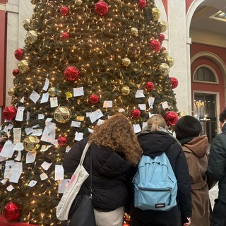 La magia del Natale torna a Porta Nuova: le letterine sull’albero della stazione