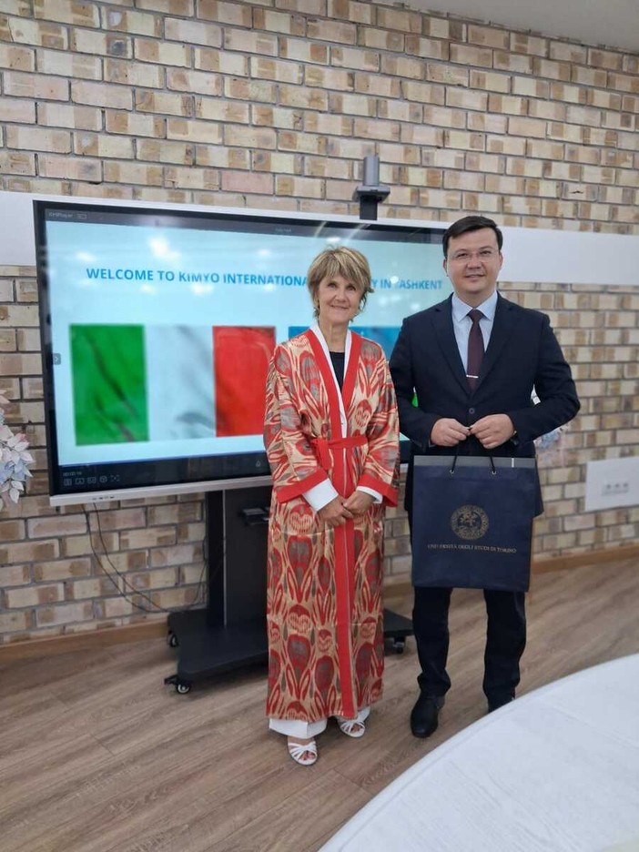 La rettrice Prandi in abito tradizionale con il rettore Allohquliyev La rettrice Prandi in abito tradizionale con il rettore Allohquliyev