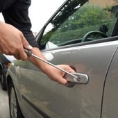 Paura alla rotonda: “Quell’uomo tenta di aprire le auto in corsa”