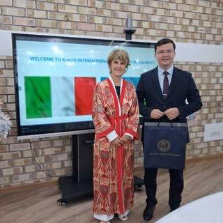 La rettrice Prandi in abito tradizionale con il rettore Allohquliyev
