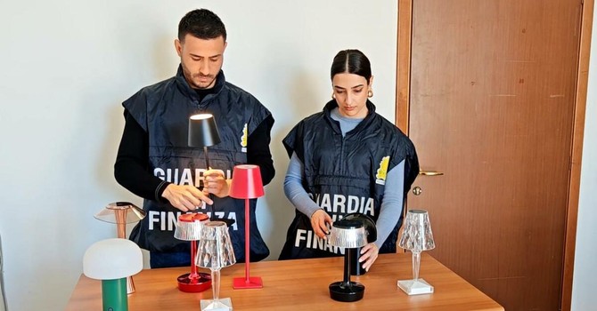 Lampade e sedie sequestrate dalla Guardia di Finanza