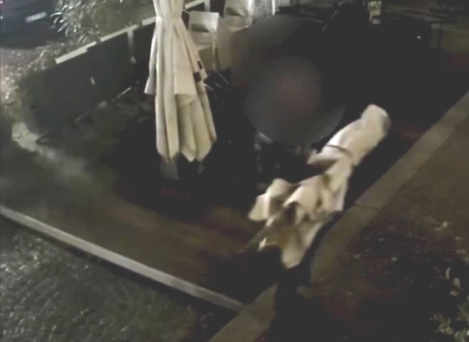 Ladro seriale di ombrelloni in azione in piazza Savoia