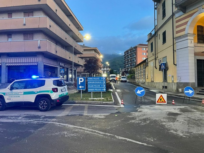 Strada chiusa per una perdita d'acqua