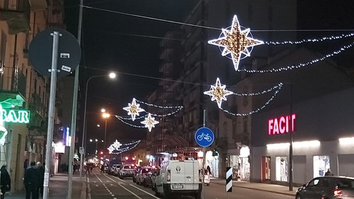 Le luci di Natale illuminano via Nizza