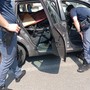 Biciclette di dubbia provenienza e rame dentro l’auto abbandonata