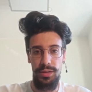 Un primo piano di Luca Losardo
