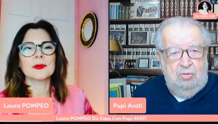 Laura Pompeo durante una diretta del suo programma #DaCasaCon