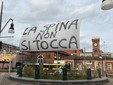 Lenzuola di protesta appese ai balconi
