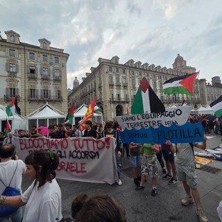 Manifestazione Pro Pal in piazza Castello