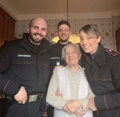 Donna aiutata da Carabinieri
