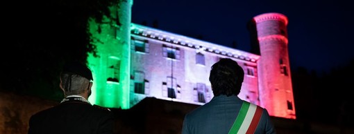 Moncalieri, il castello illuminato col tricolore. Il sindaco Montagna: &quot;Una luce di speranza sul futuro&quot; (VIDEO)